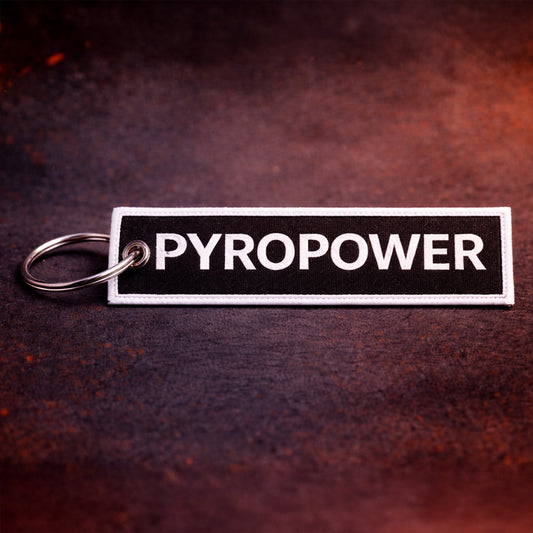 PYROPOWER Schlüsselanhänger – Weißer Rahmen | Robuster Merch Anhänger für Schlüsselbund, Tasche & Rucksack