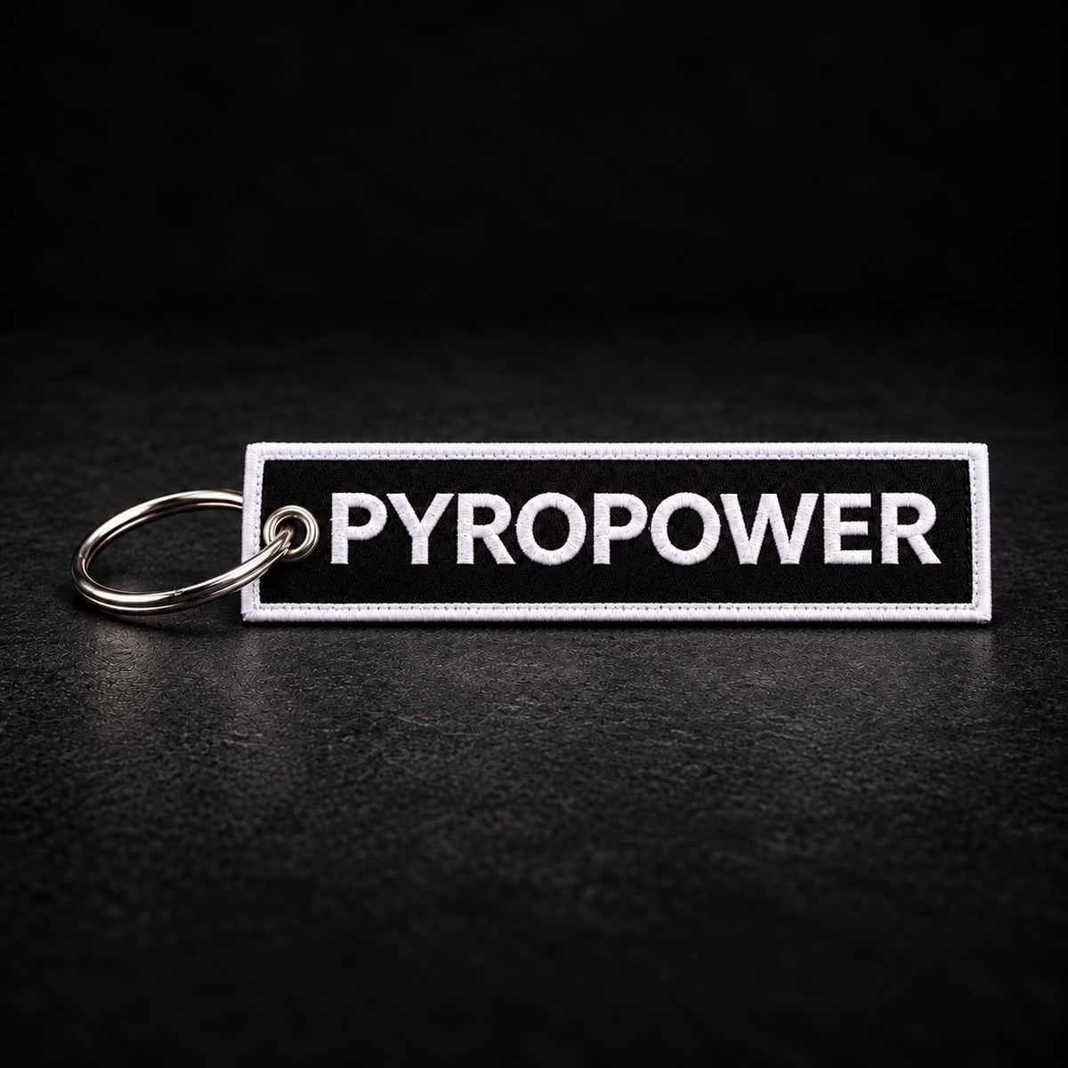 PYROPOWER Schlüsselanhänger – Weißer Rahmen | Robuster Merch Anhänger für Schlüsselbund, Tasche & Rucksack