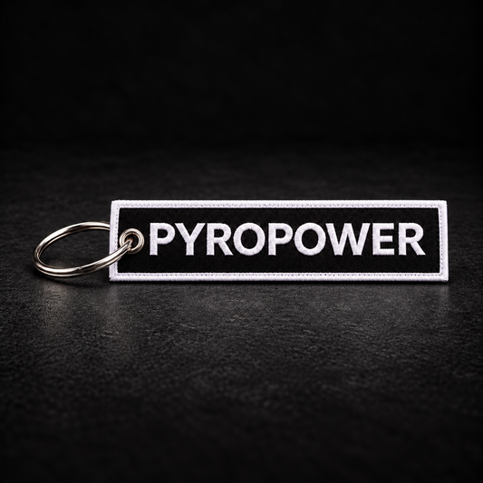 PYROPOWER Schlüsselanhänger – Weißer Rahmen | Robuster Merch Anhänger für Schlüsselbund, Tasche & Rucksack