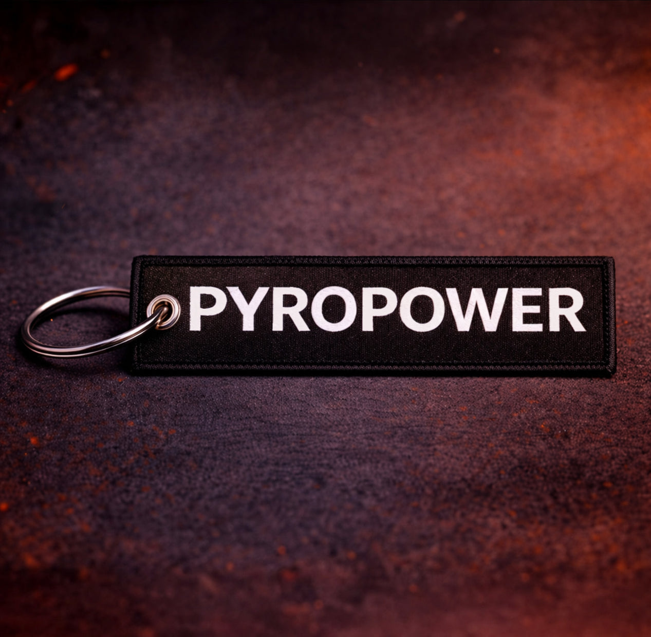PYROPOWER Schlüsselanhänger – Schwarz | Robuster Merch Anhänger für Schlüsselbund, Tasche & Rucksack